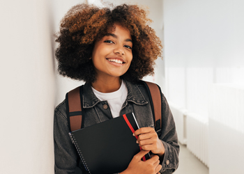 étudiante joyeuse avec un sac à dos