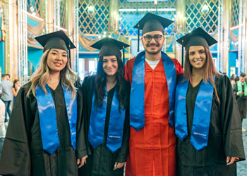 ESG Tourisme - Remise des diplômes étudiants en tenue de cérémonie de remise de diplôme joyeux