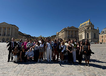 Etudiants devant le Château de Versailles