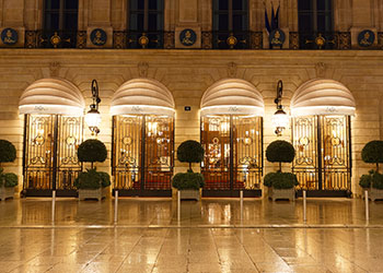 Devanture du Ritz Place Vendôme de nuit