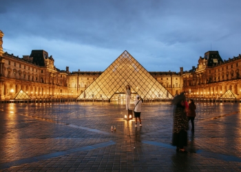 Pyramide du Louvre de nuit Paris