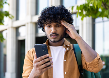 étudiant-devant-son-smartphone-déçu étudiant devant son smartphone déçu
