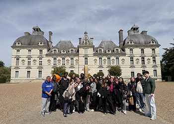 Photo de groupe devant le Château de Chenonceau