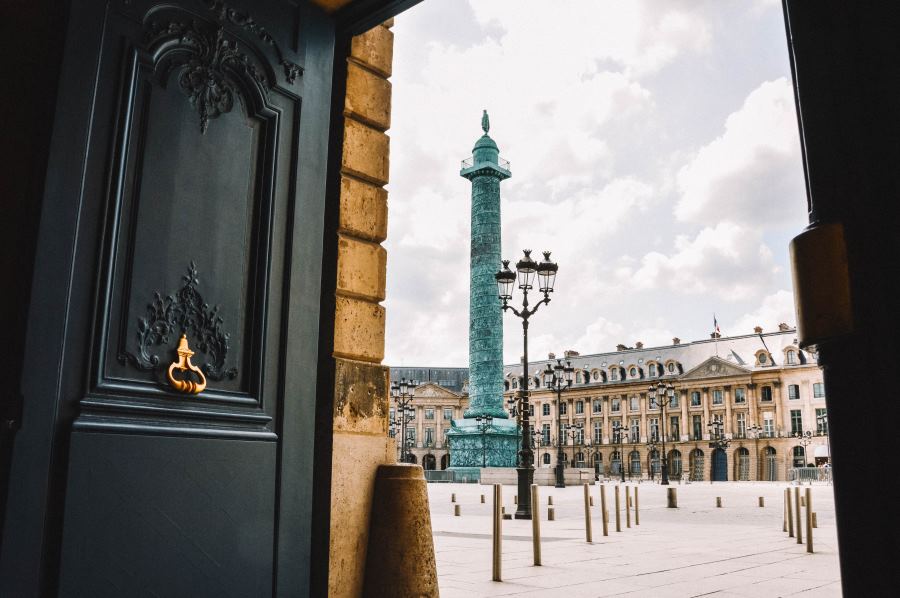 Place Vendôme vu depuis une porte ouverte de la place