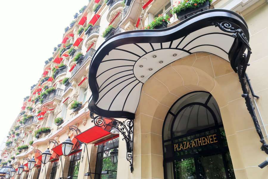 Façade du Plaza Athénée couverte de géraniums rouges