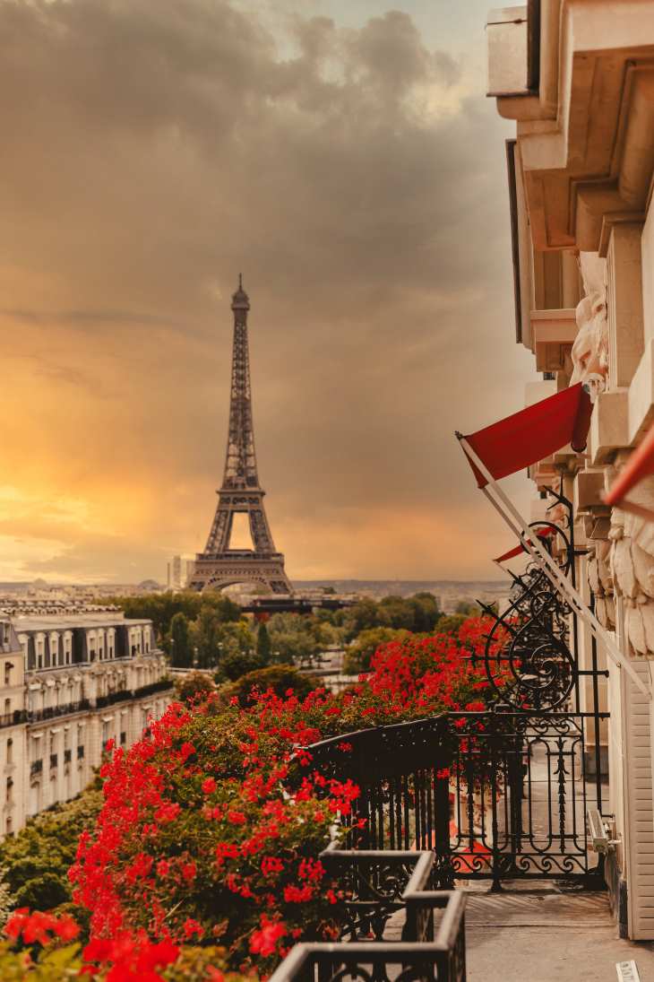 Tour Eiffel vue depuis un balcon du Plaza Athénée