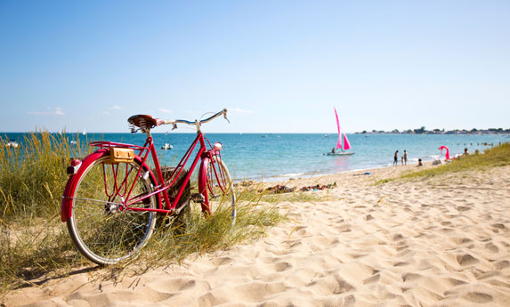 Vélo sur la plage vacances locales - ESG Tourisme