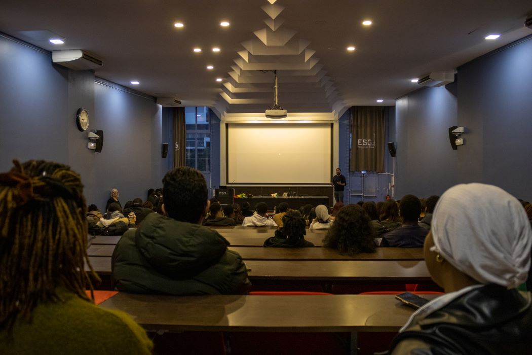 Etudiants suivent la conférence