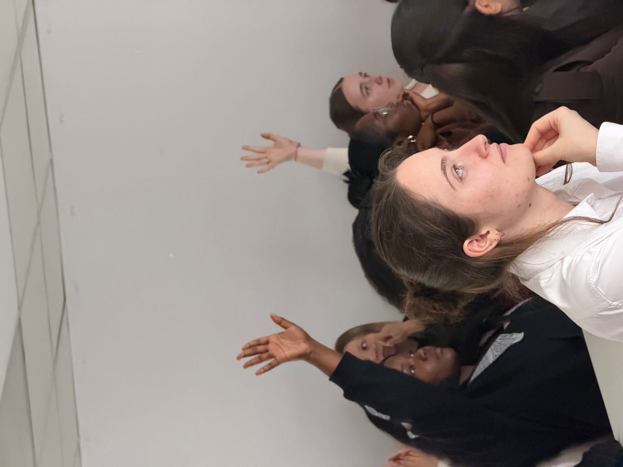 Etudiants lèvent la main