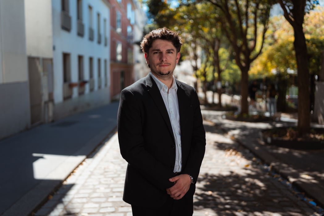 Etudiant posant en costume