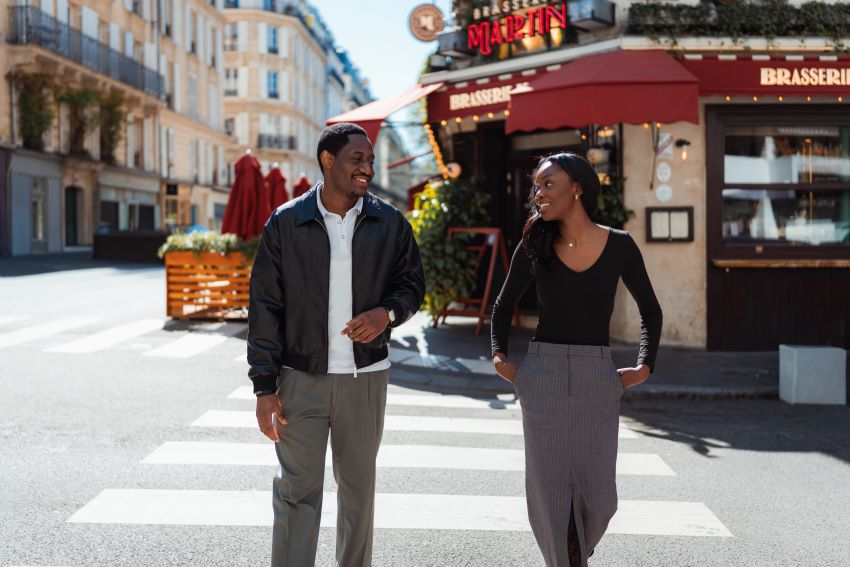 Elèves marchant dans rue animée