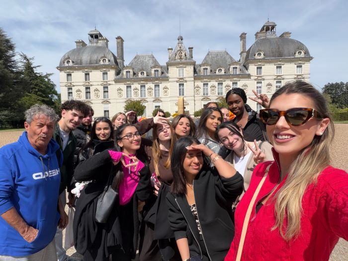 Photo de groupe devant le Château de Chenonceau