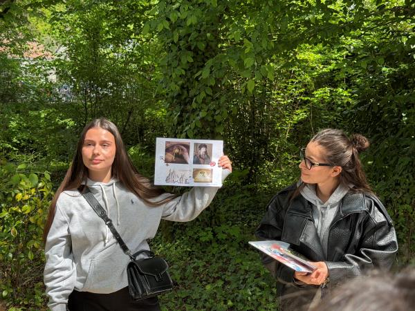 Etudiantes carte en mains