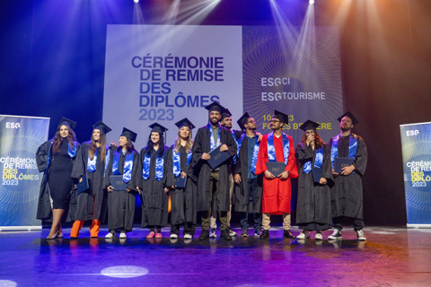 étudiants avec leur diplôme sur la scène